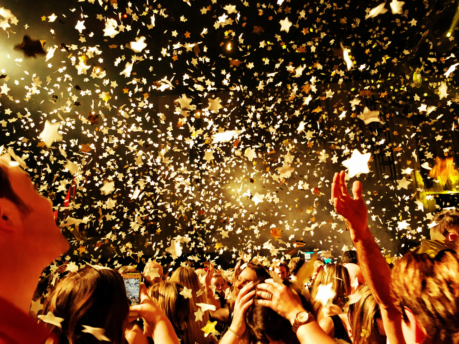 Confettis dorés tombant sur une foule en fête