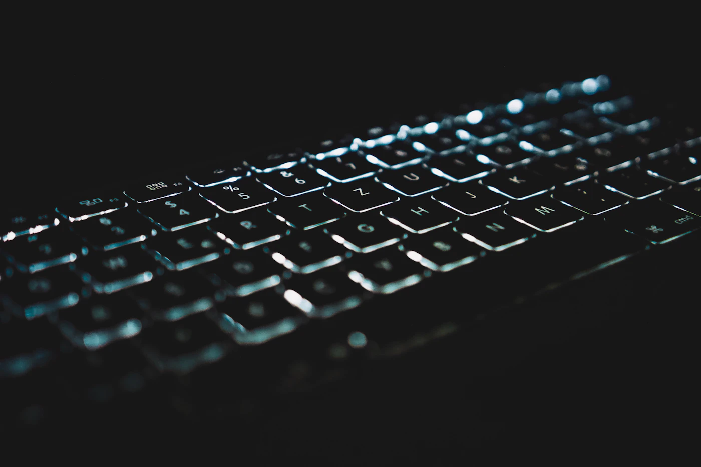 Gros plan sur un clavier d'ordinateur rétroéclairé